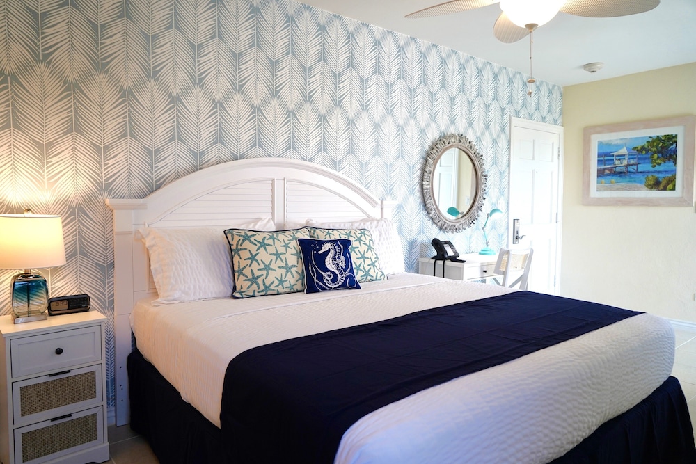 STUDIO, SUITE, KING BED, KITCHENETTE