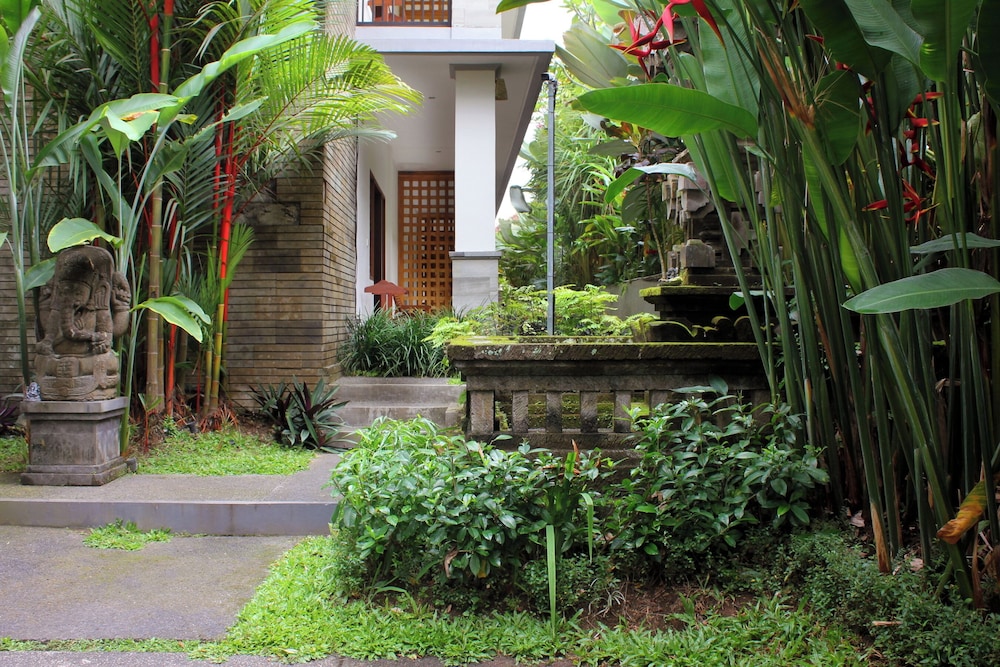 Putri Ayu Cottages 59/63
