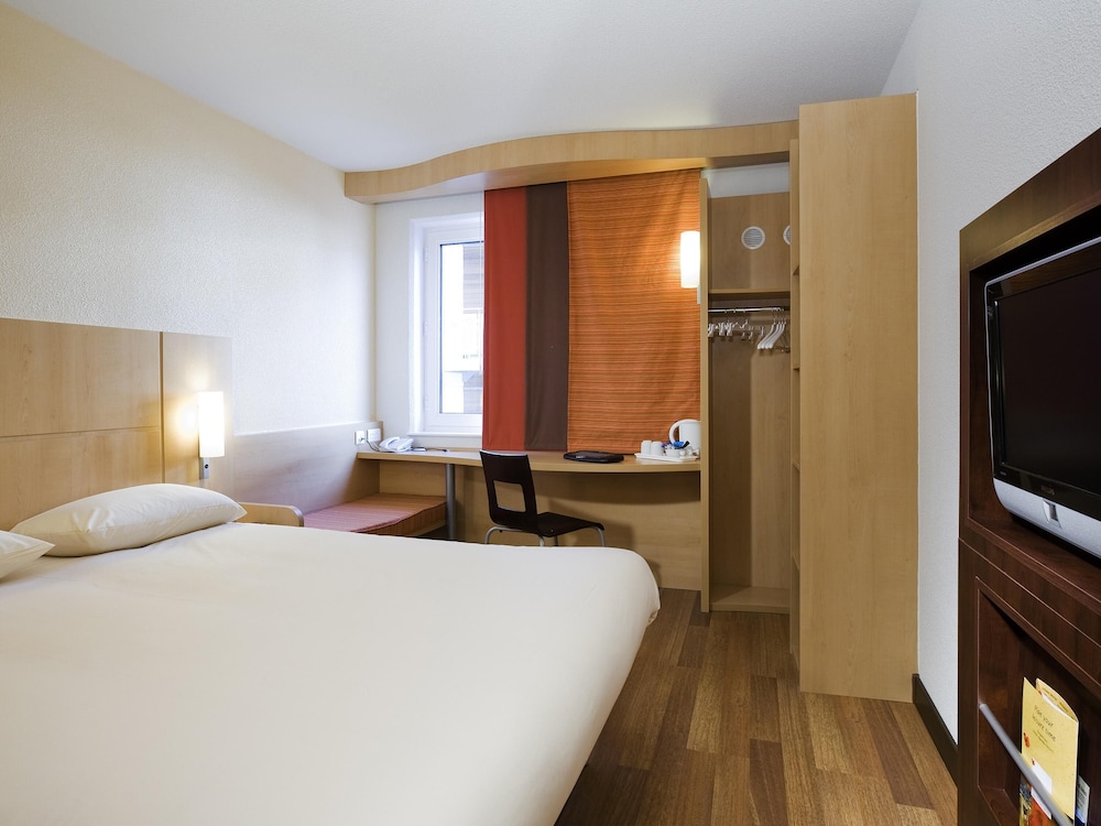 ROOM, DOUBLE BED