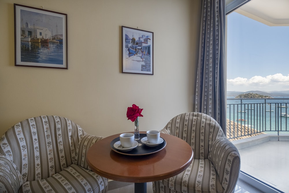 Dolphin Hotel 32/56