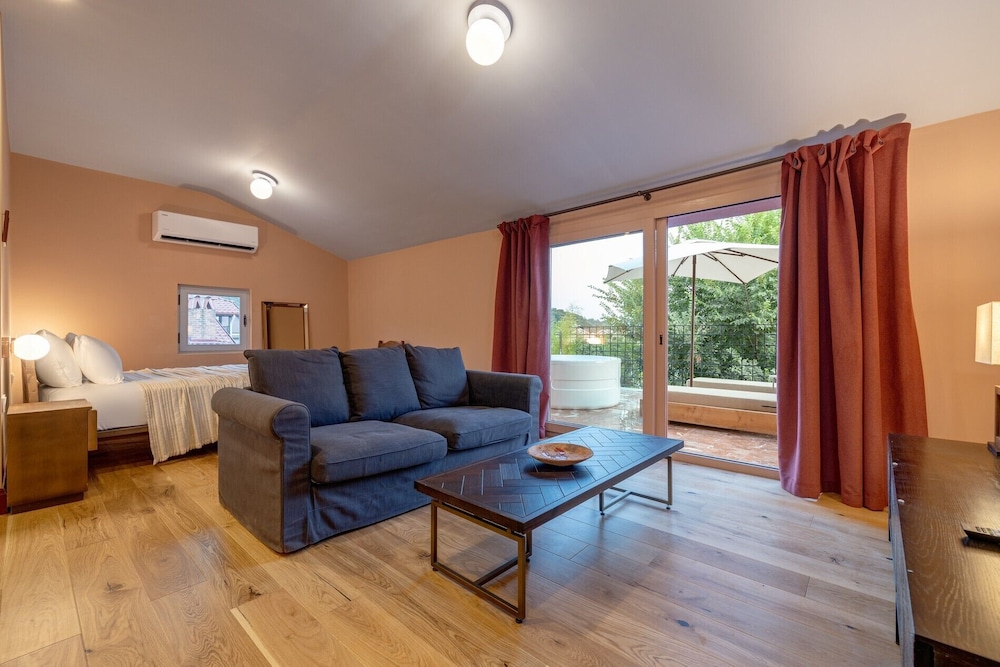 Yonca Anjelika Otel +12 26/50