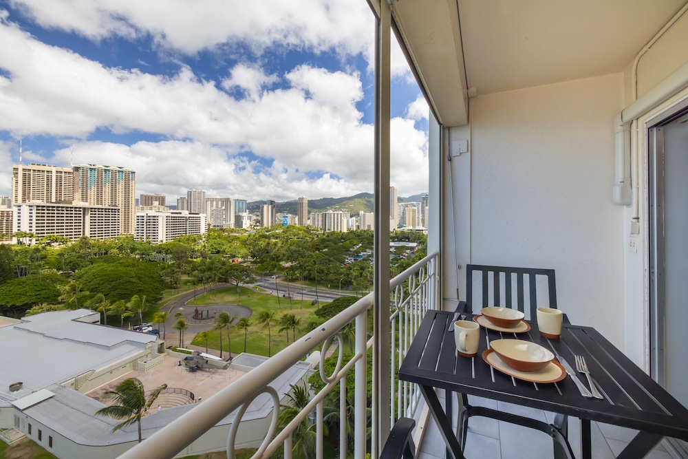 Waikiki Shore by OUTRIGGER 66/81