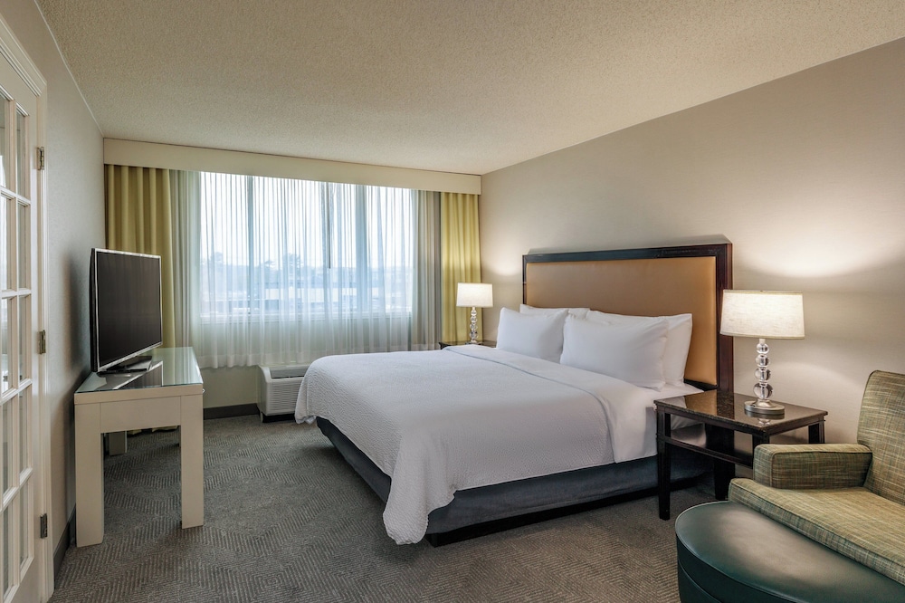 Holiday Inn Suites Boston Peabody 18/62
