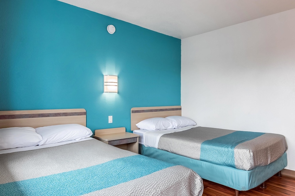 Motel6 Janesville, WI 32/52