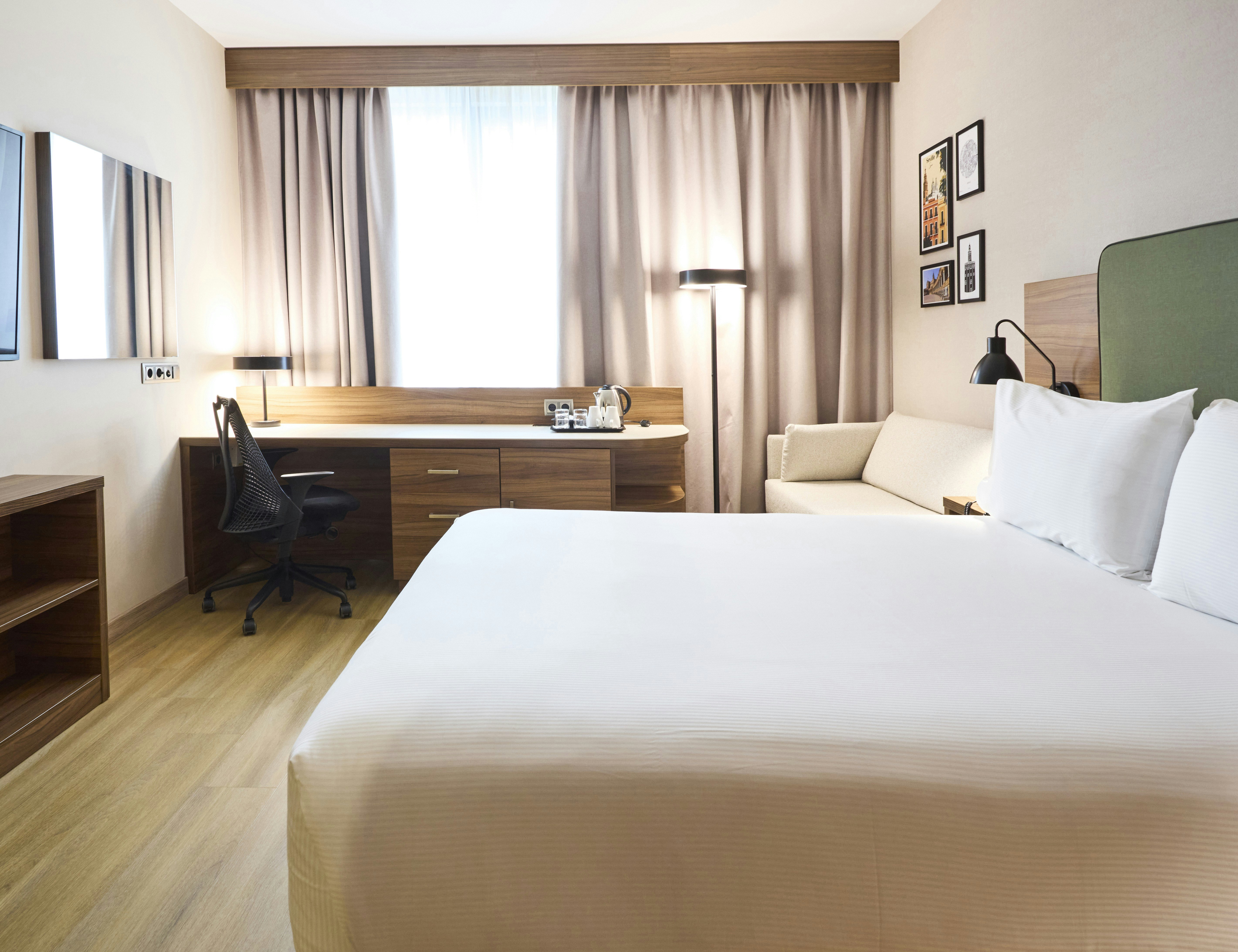 ROOM, QUEEN BED, ACCESSIBLE