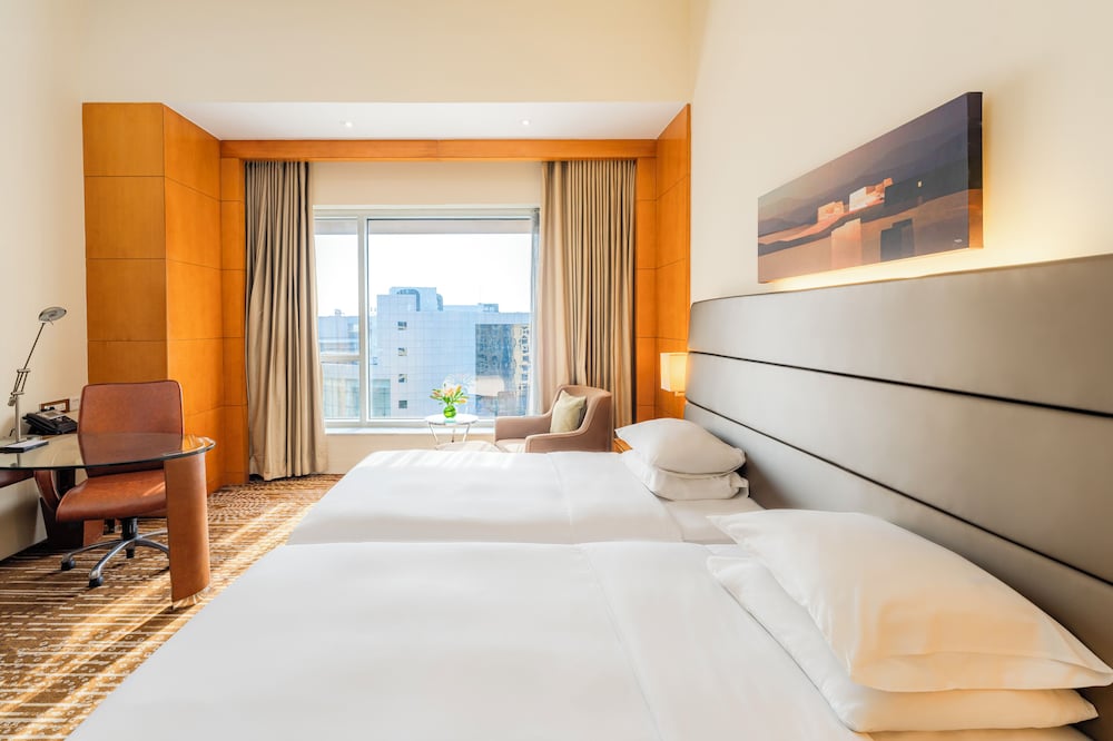 CLUB, TWIN BEDS