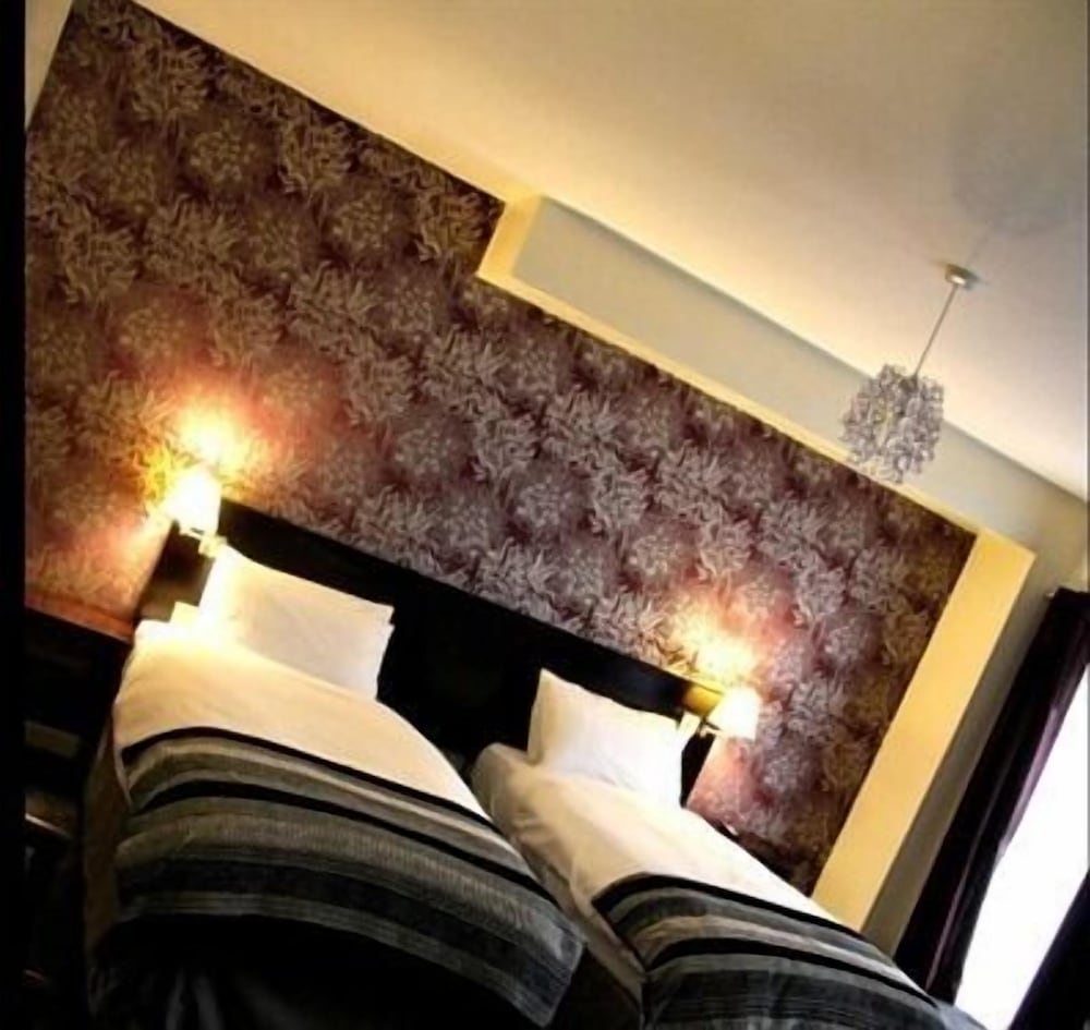 ROOM, TWIN BEDS