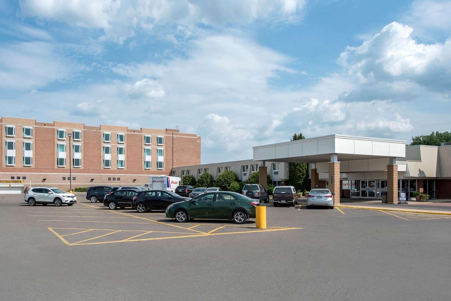 Clarion Hotel & Suites Brandon 33/35