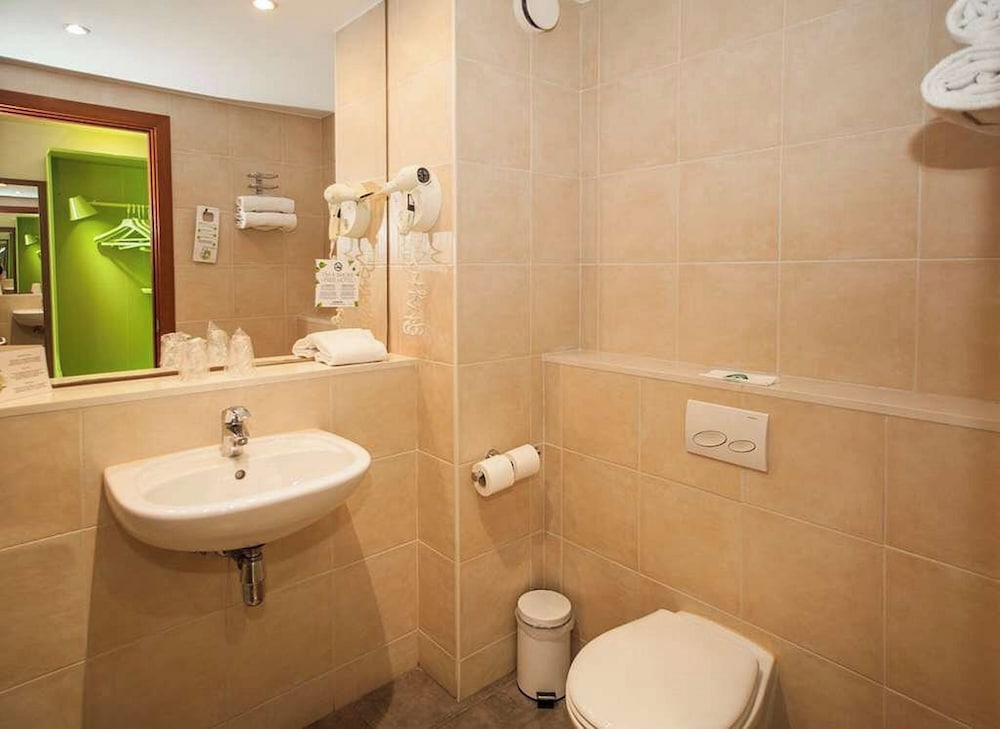 Travelodge BCN Cornella Fira 54/56