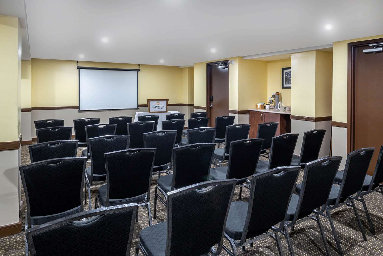 La Quinta Inn & Suites by Wyndham Oshawa 39/48
