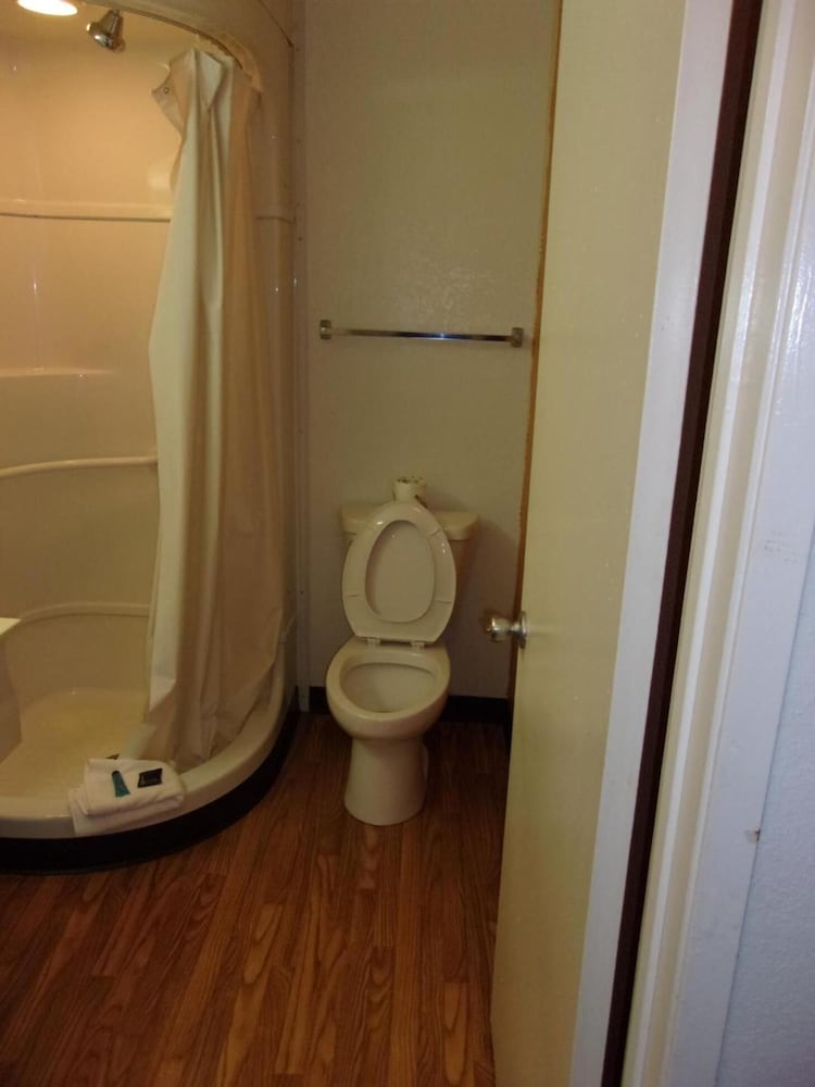 AMERICAS BEST VALUE INN 48/53