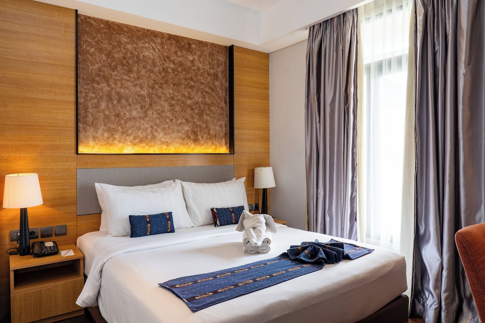 EXECUTIVE, QUEEN BED