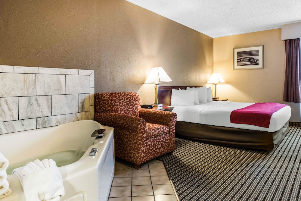 Quality Inn Austintown-Youngstown West 8/35