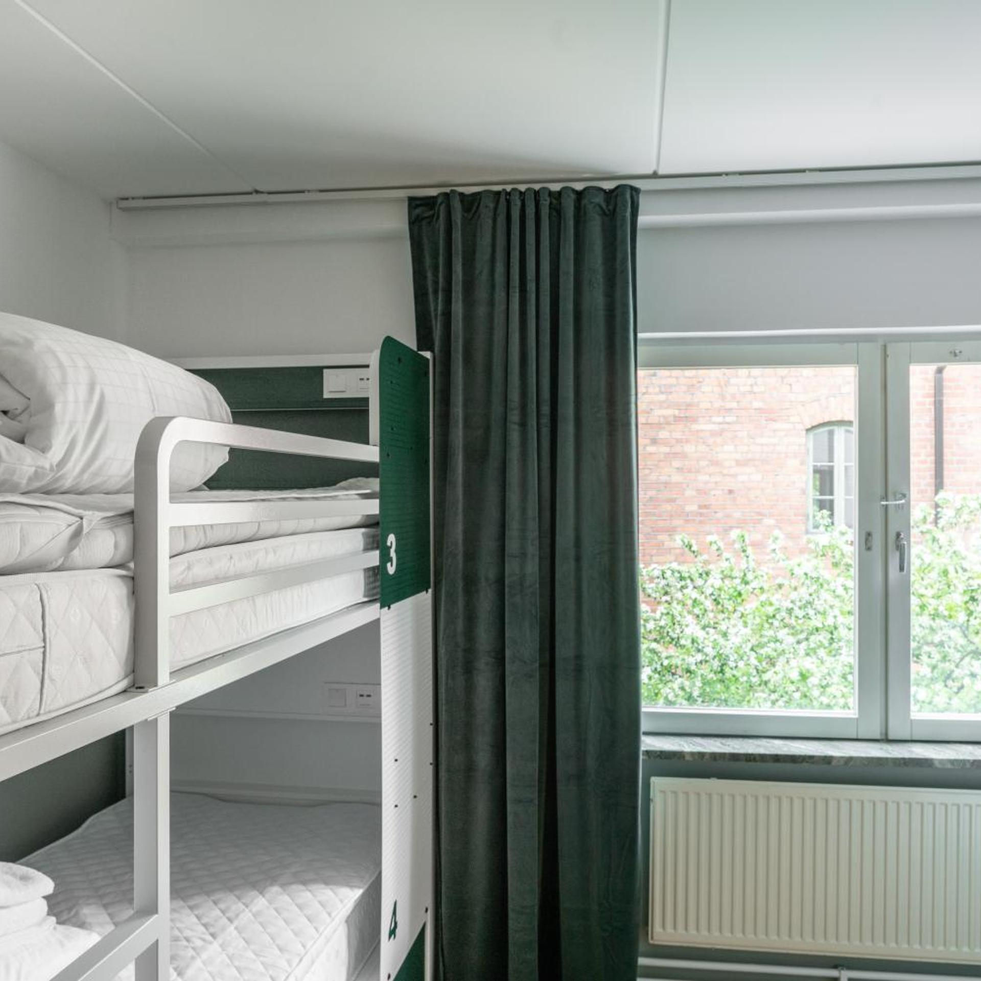 Room, 6 Beds