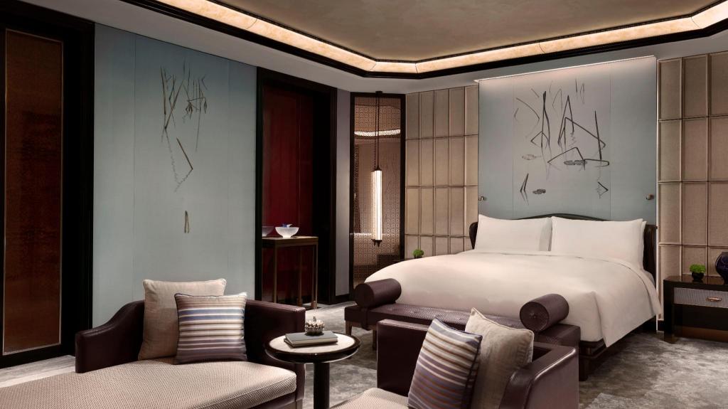 1 Bedroom, the Ritz, Suite, King Bed, Skyline View, Club Lounge Access, Top Floor