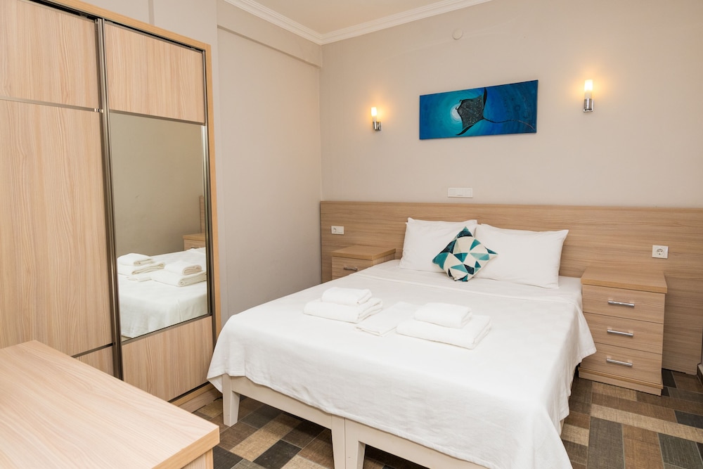 غرفة بسرير مزدوج بإطلالة على المسبح مع أريكة، M Suite Hotel 4/9