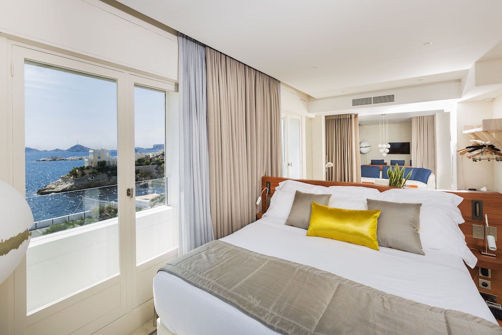 SUITE, KING BED, SEA VIEW