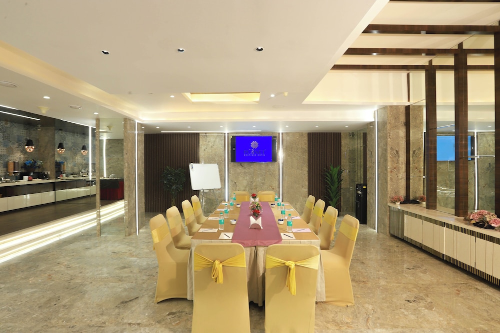 Oyo Premium 091 Vile Parle East 44/50