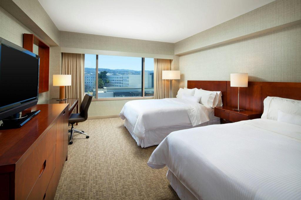 Deluxe, Double Bed, Runway View