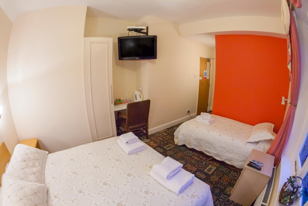 Gatwick Turret Guest House 13/45