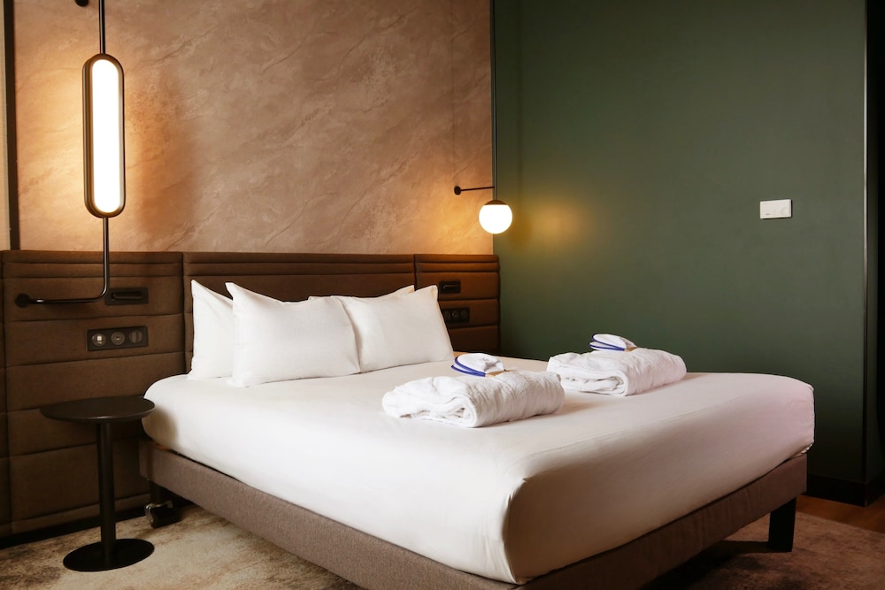 Executive, Queen Bed