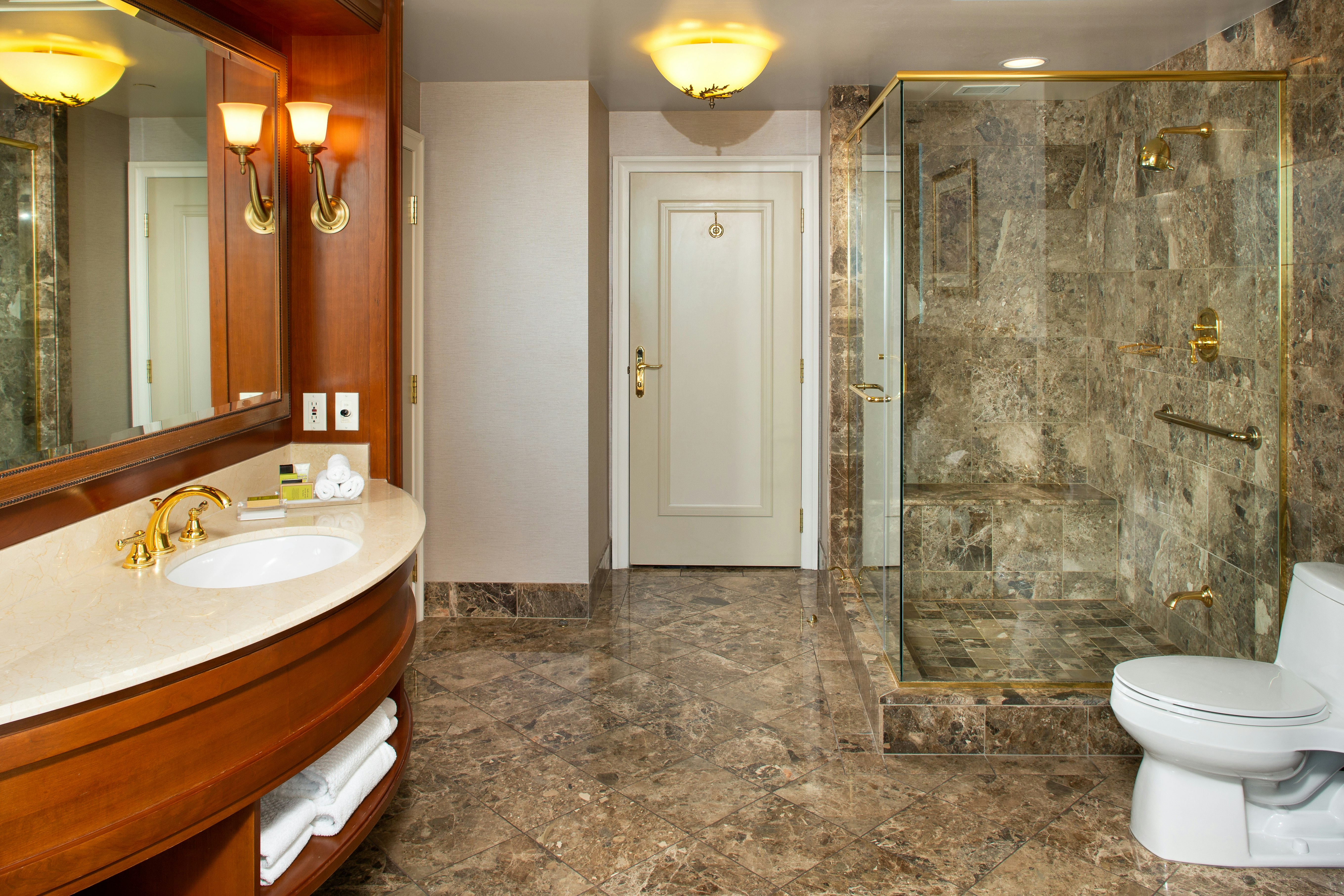 جناح بسرير كينج بغرفة نوم واحدة بحوض جاكوزي، Hilton Lac Leamy 3/6
