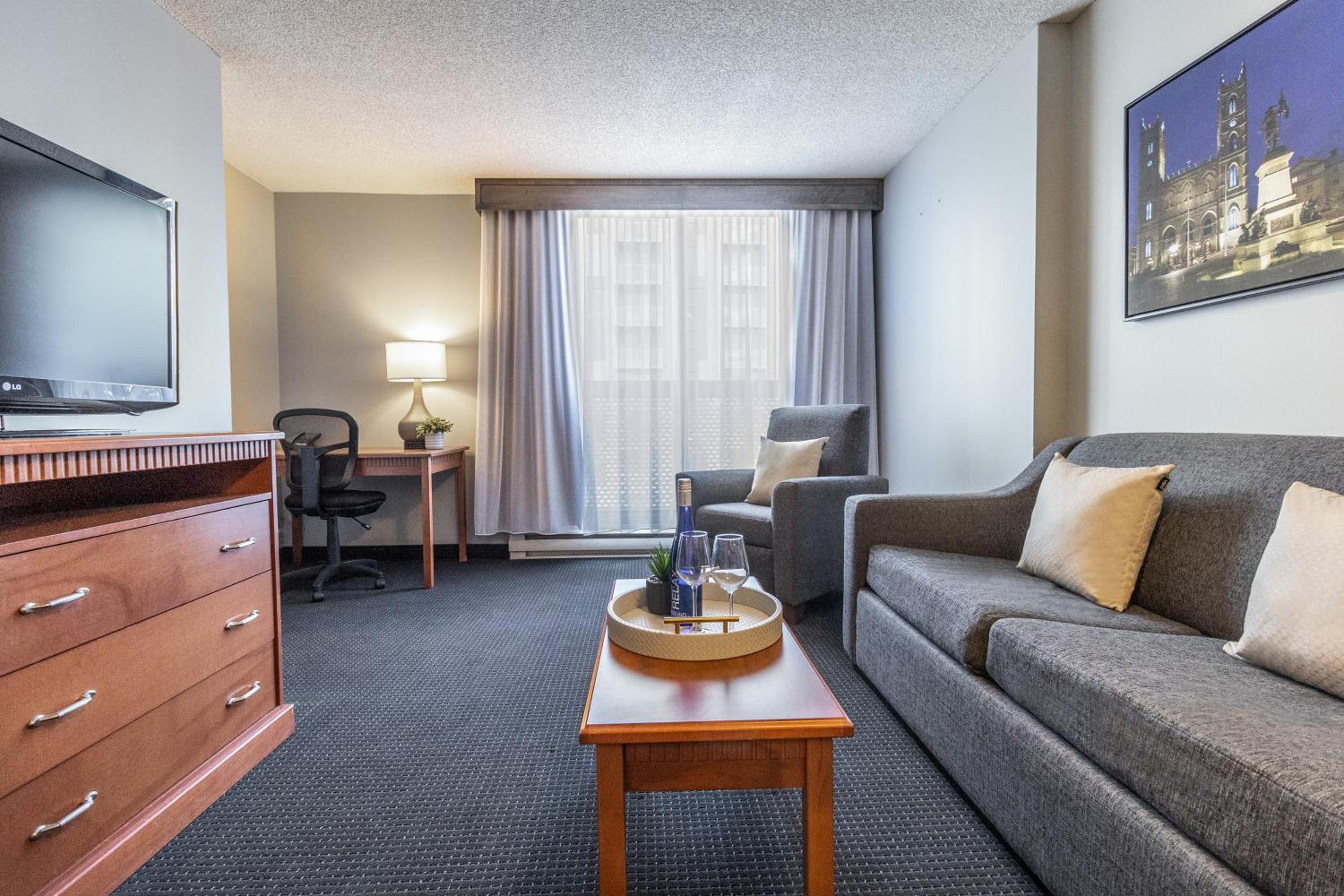 Suite, King Bed, Corner