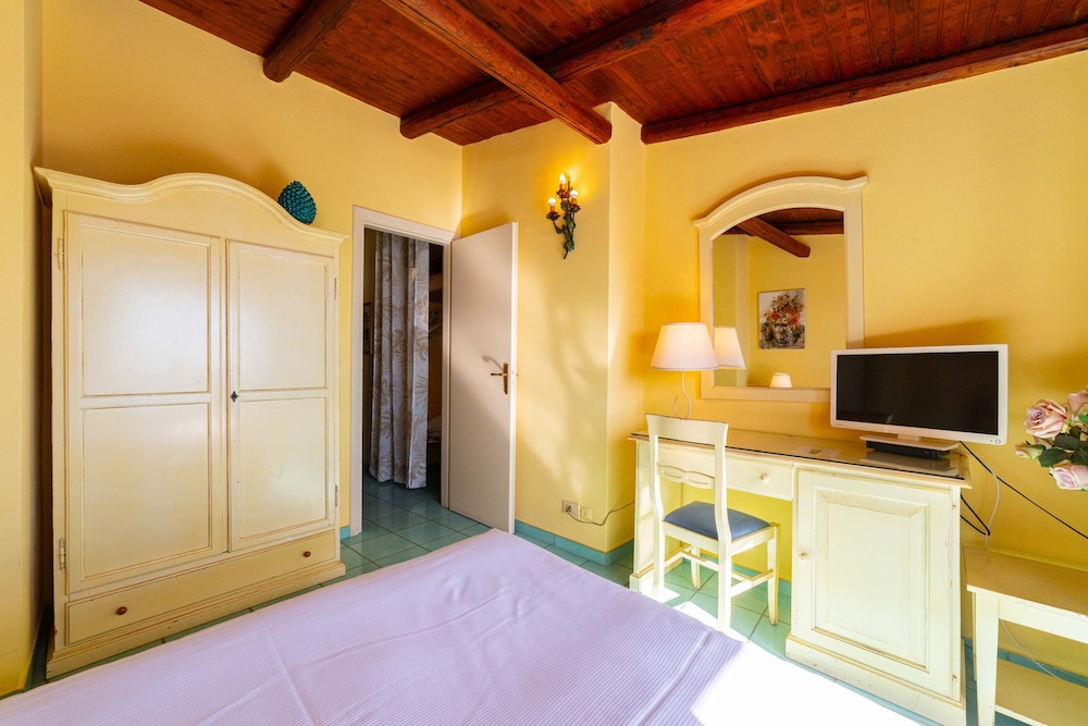 Mendolia Beach Hotel 13/47