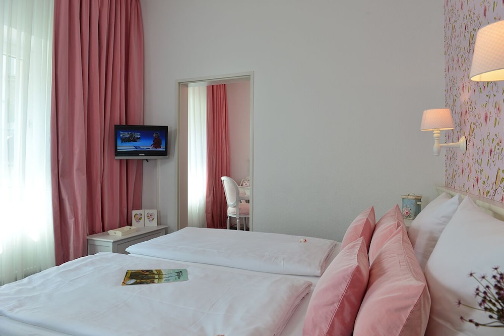 ROOM, TRIPLE