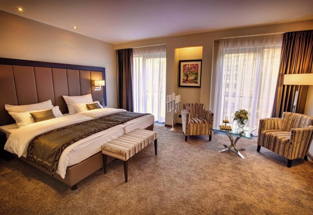 JUNIOR SUITE, STUDIO, KING BED, BALCONY