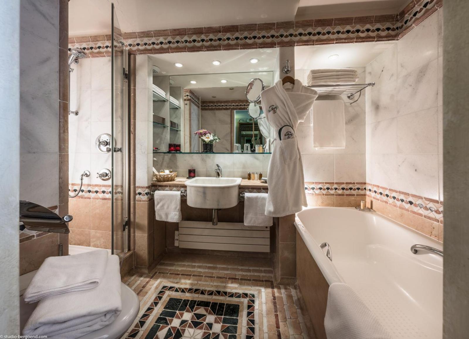 غرفة كلاسيكية بسرير مزدوج بشرفة بإطلالة، Hotel de la Loze 5/6