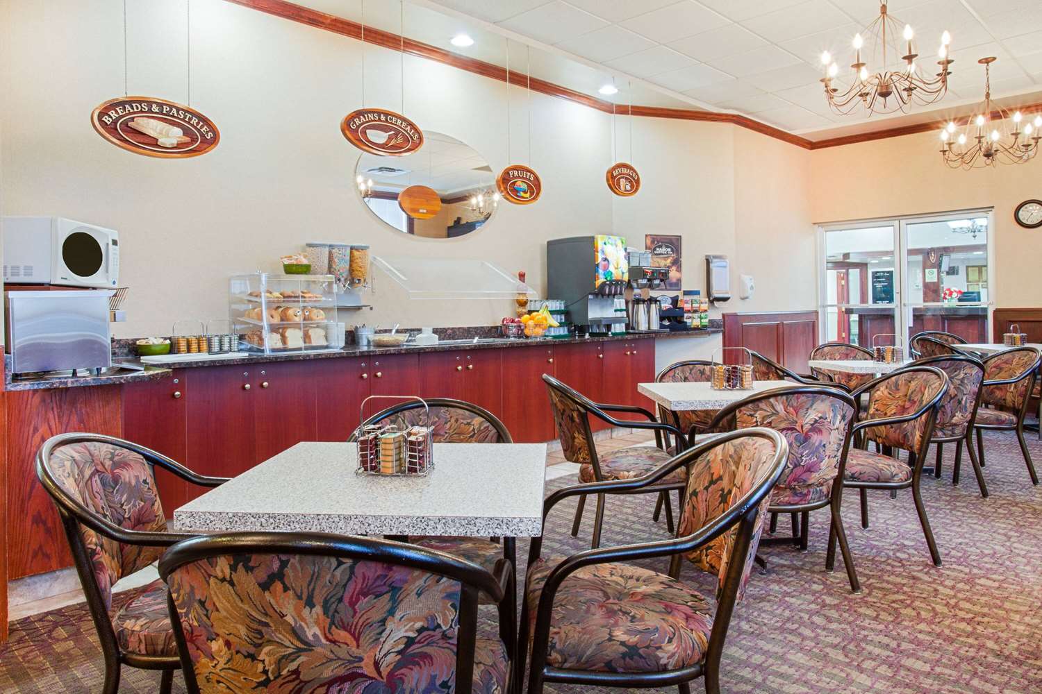 Ramada by Wyndham Red Deer Hotel & Suites 26/36