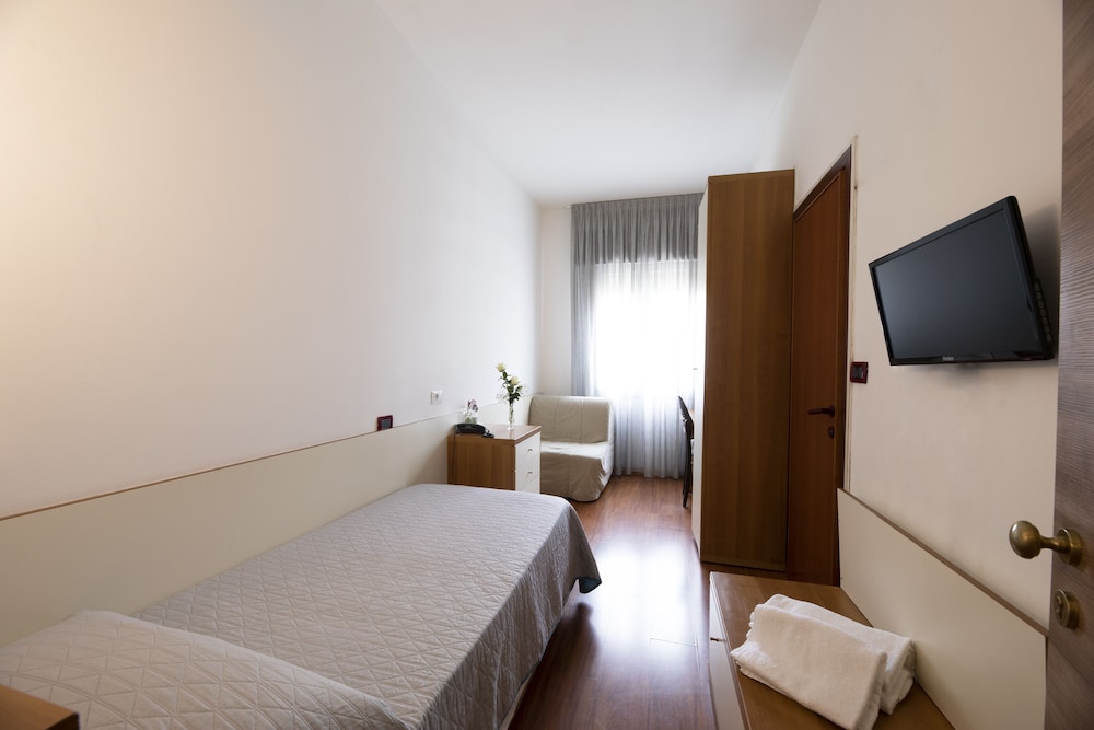 ROOM, SINGLE