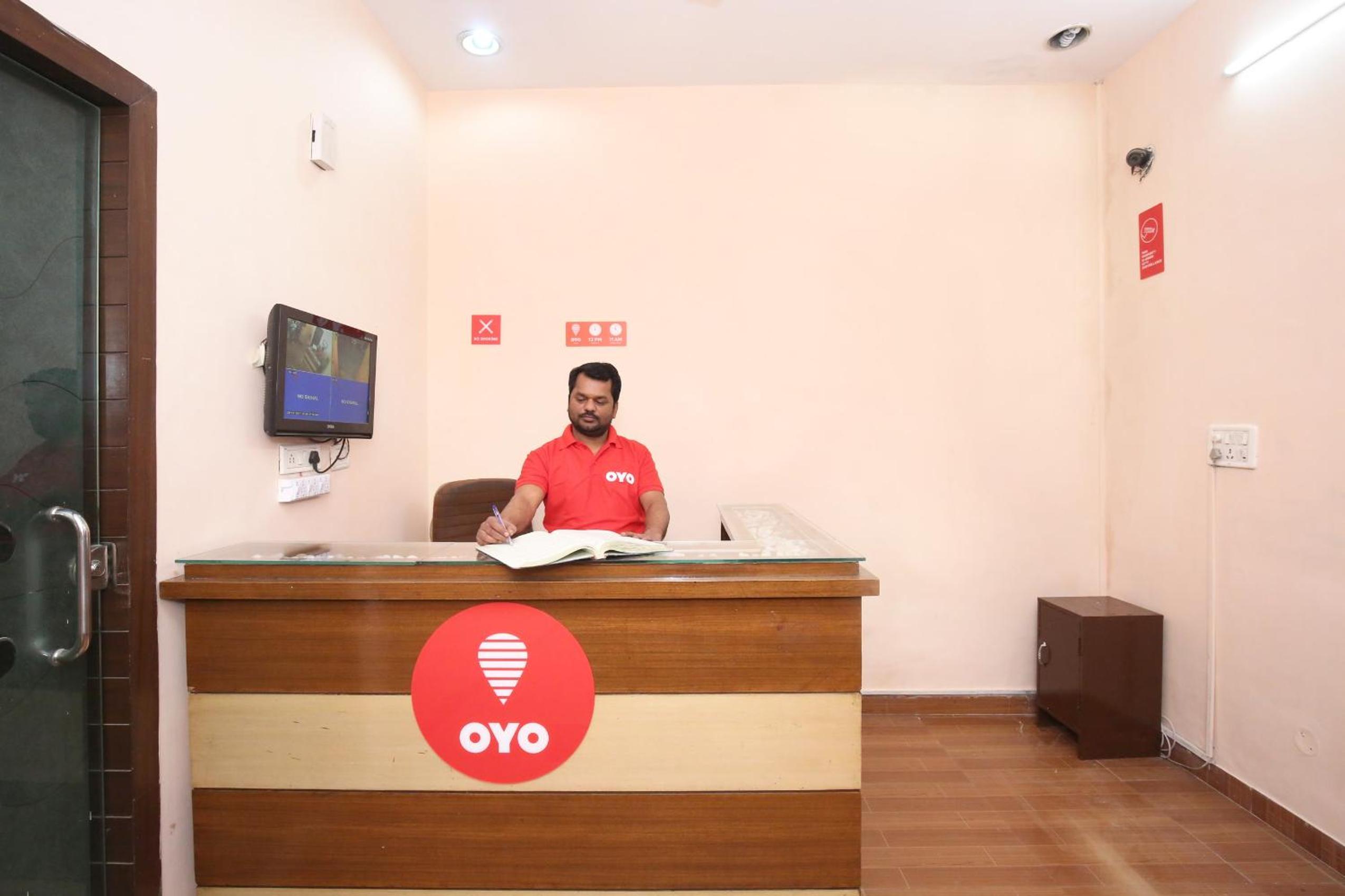 Oyo 10384 Hotel Rajesh Palace 6/30