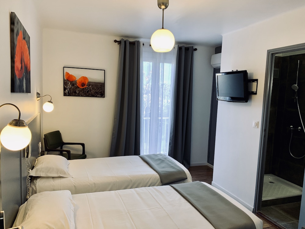 Hôtel Les Arbousiers 16/68