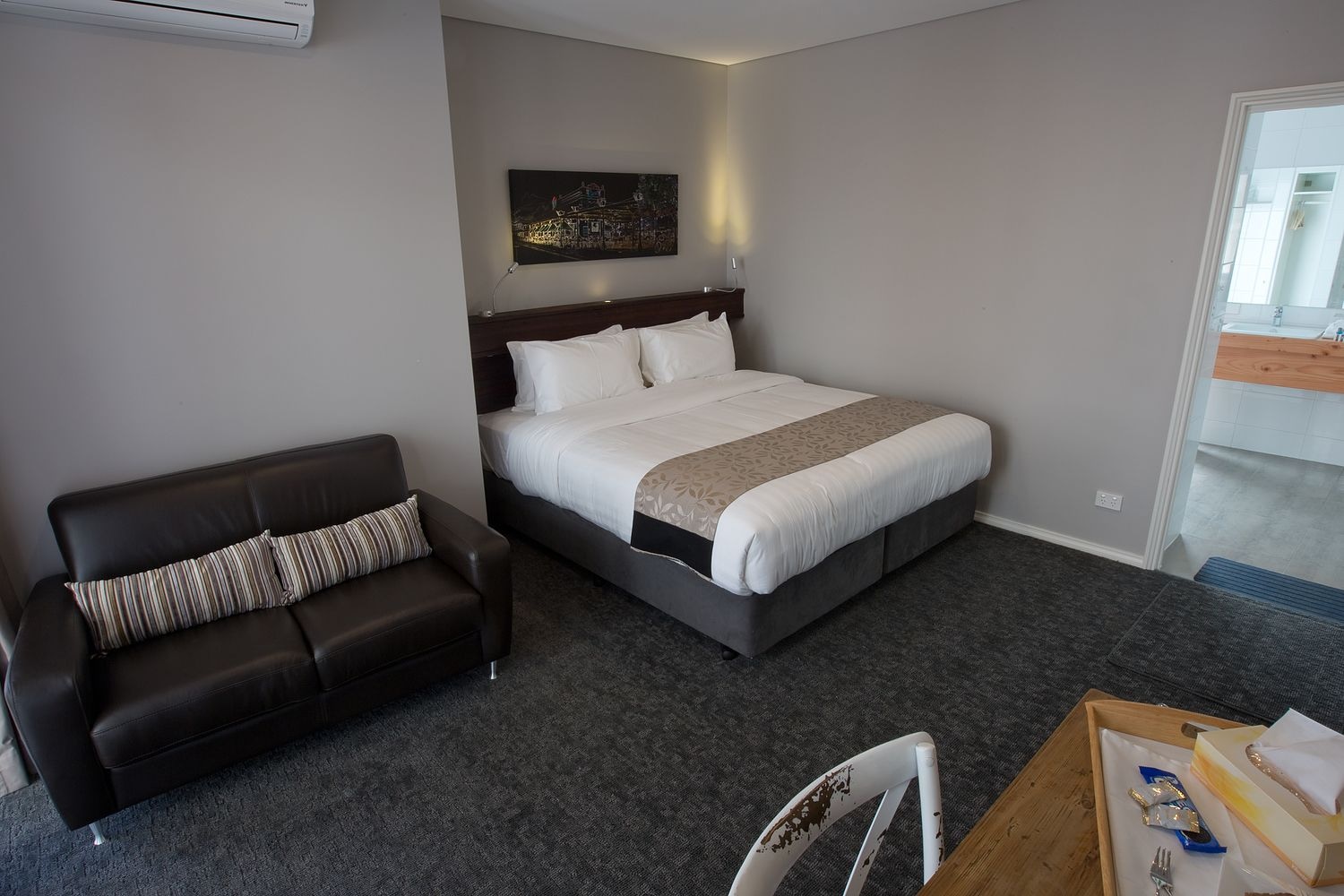 Room, King Bed, Pool Side