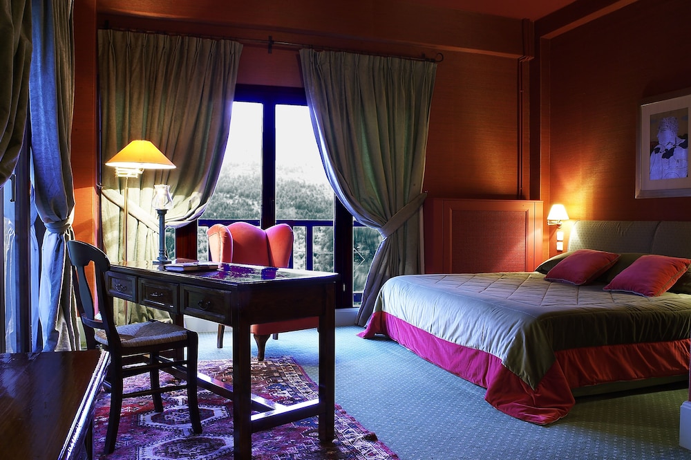 Country Club Hotel & Suites 11/75