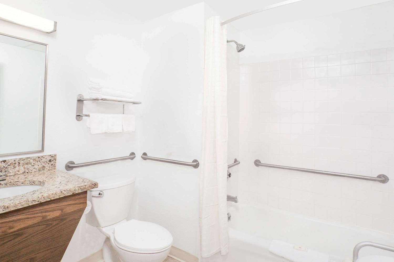 Super 8 by Wyndham Middletown 23/24