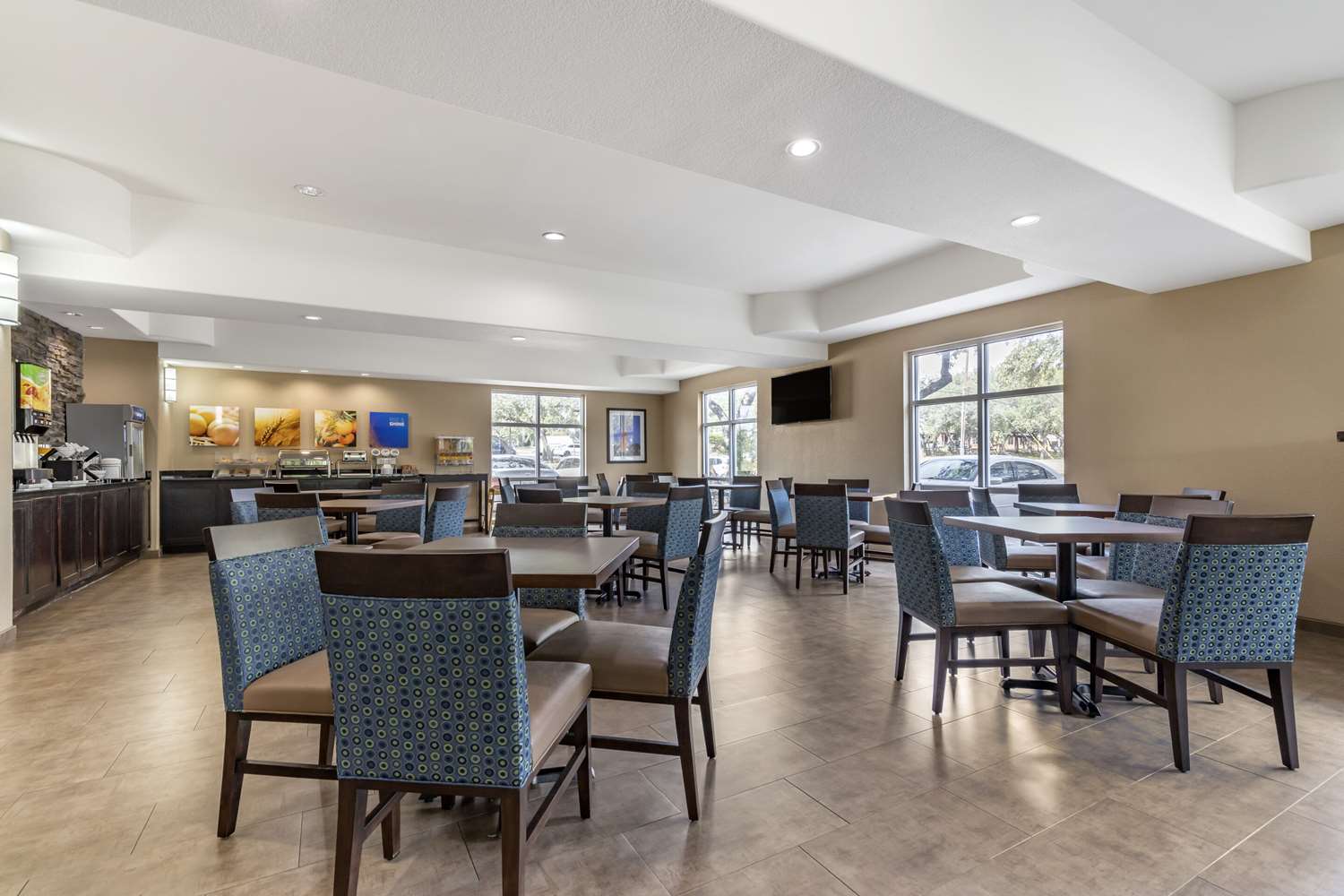 Comfort Suites Medical Center Near Six Flags 31/44