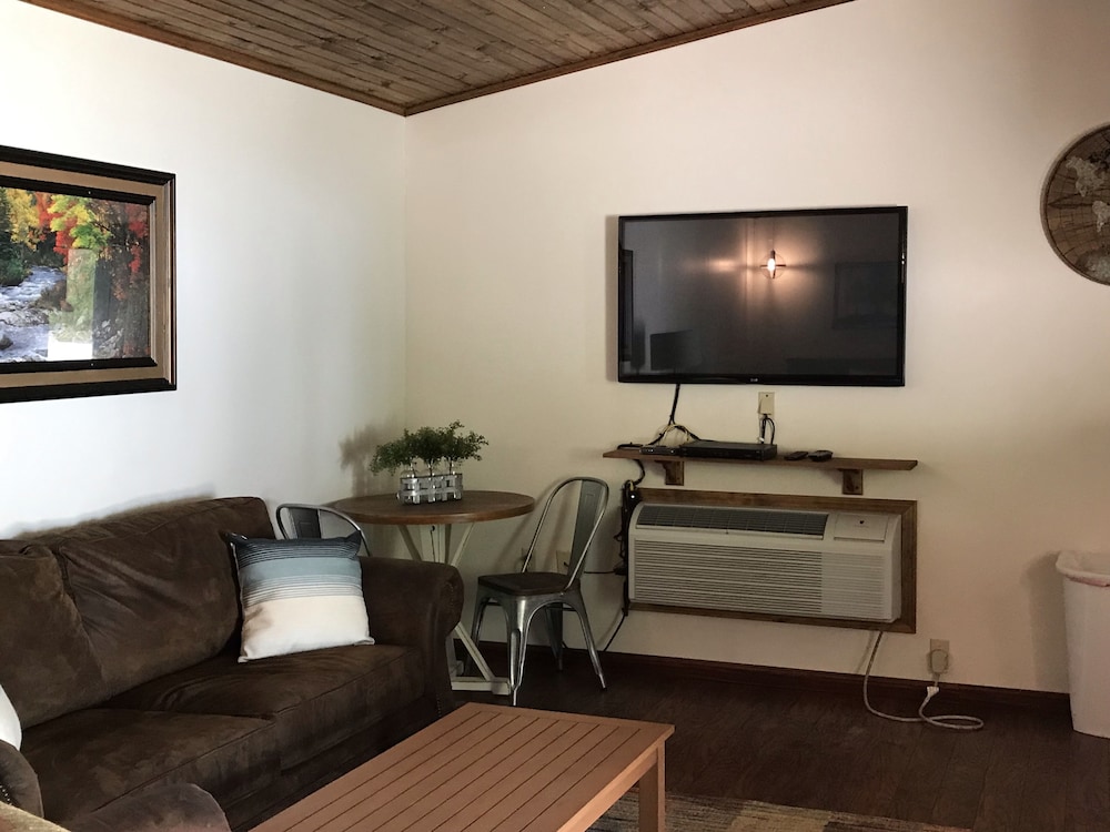 Bullwinkles Rustic Lodge 16/28
