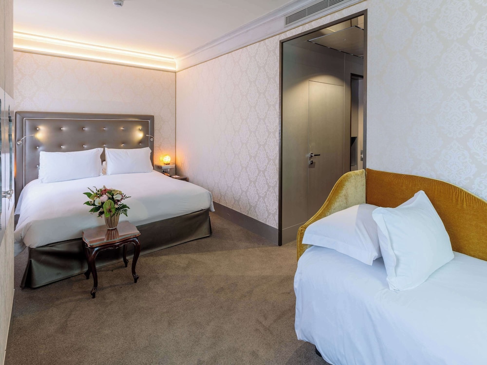 SUPERIOR, TRIPLE, KING BED, SOFA