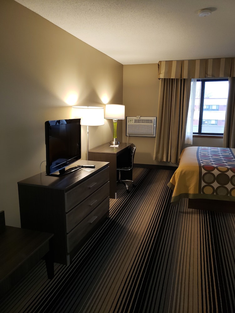 Super 8 By Wyndham Milwaukee Airport 37/57