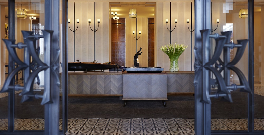Rosewood Hong Kong 38/85