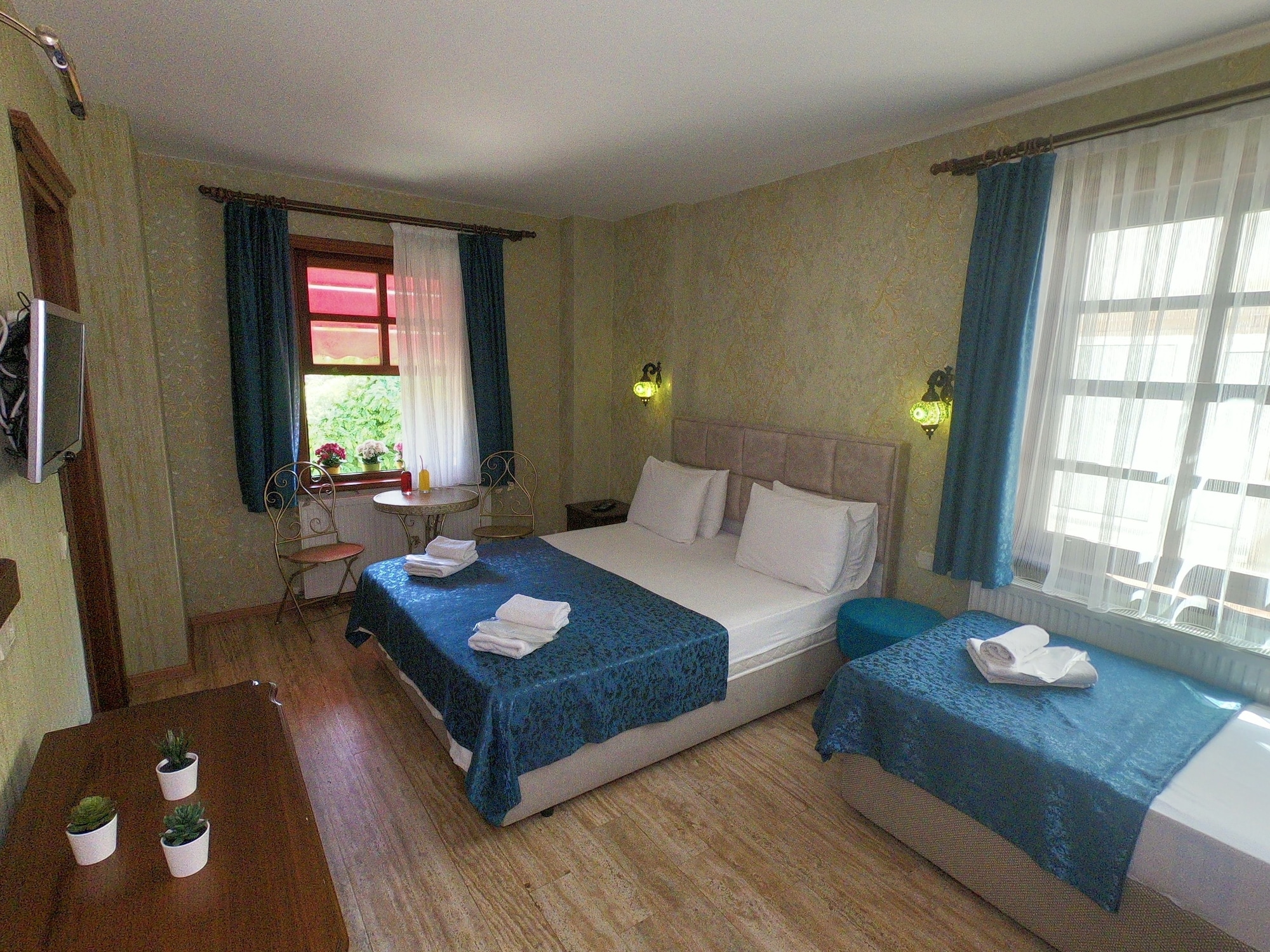 ROOM, TRIPLE