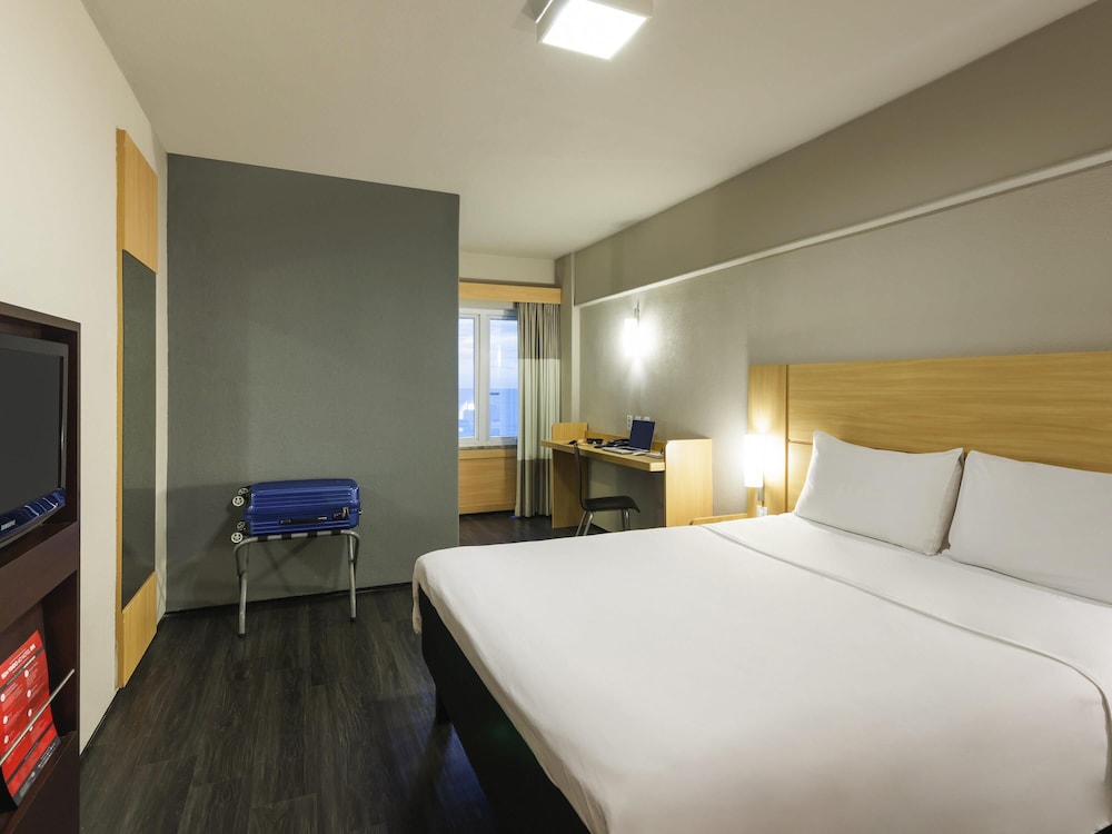 STANDARD, QUEEN BED