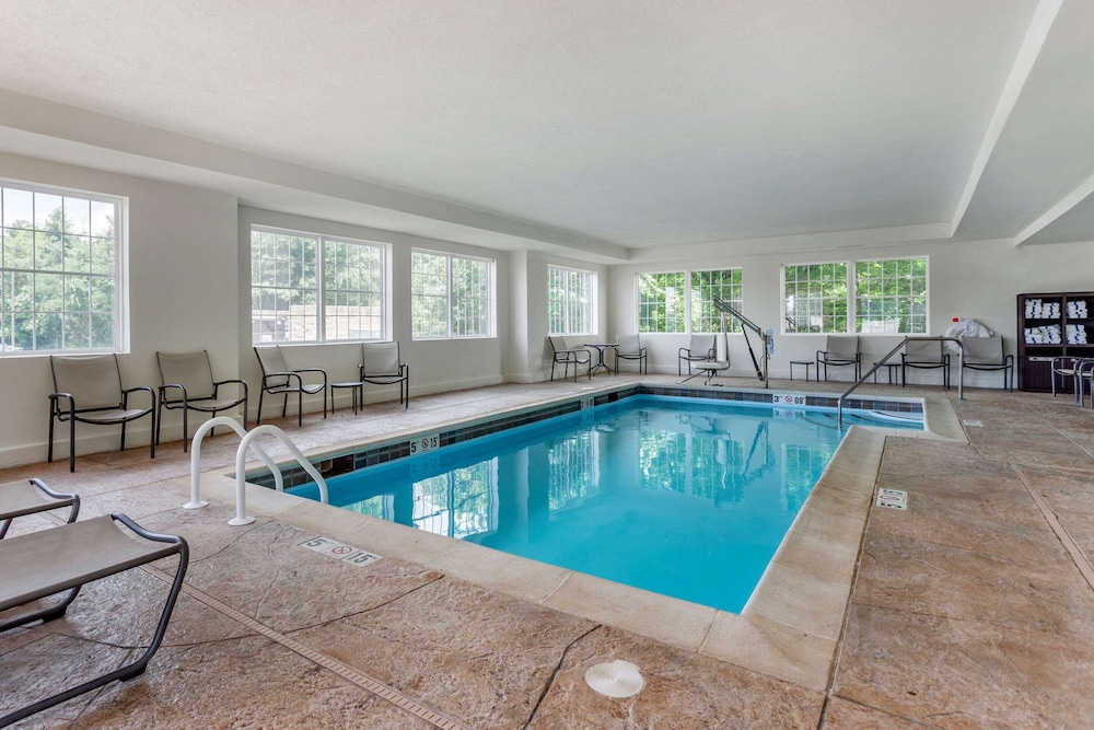 Comfort Suites Clarksville near Governors Square Mall 1/38