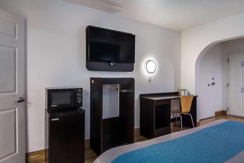 Motel6 Pensacola, FL - NAS 29/35