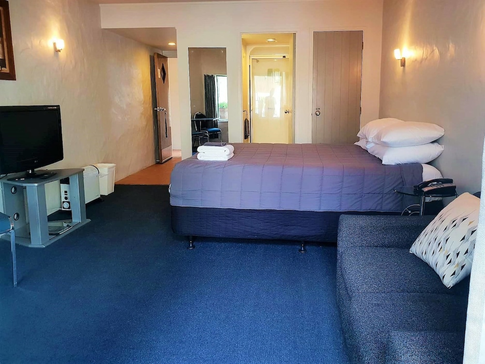 PARKLANE MOTOR LODGE 33/44