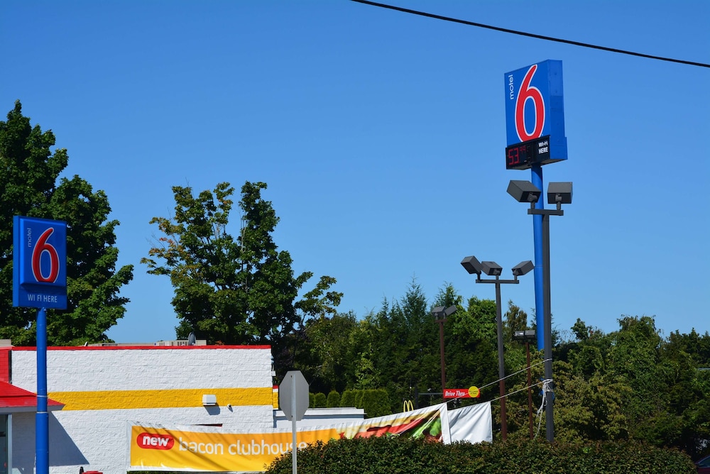 Motel6 Chicopee, MA - Springfield 33/37