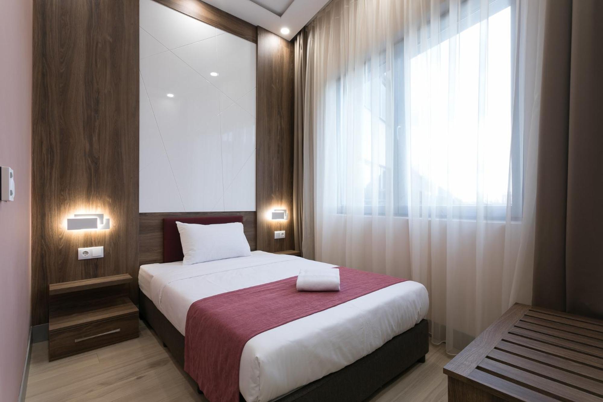 SINGLE ROOM